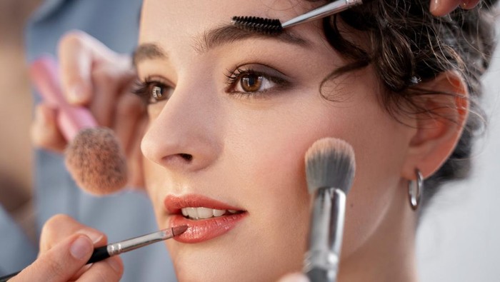 5 Tips Makeup Antiluntur Saat Musim Hujan, Tetap Fresh Meski Cuaca Lembap