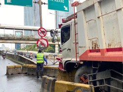 Truk Nabrak di Casablanca Bikin Warga Kejebak Macet 1 Jam Lebih