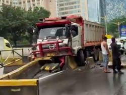 Detik-detik Kecelakaan Truk di Casablanca Bikin Macet Mengular ke Mana-mana