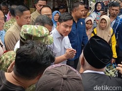 Gibran Borong Daun Pisang dan Janjikan Renovasi Pasar Cikurubuk Tasik