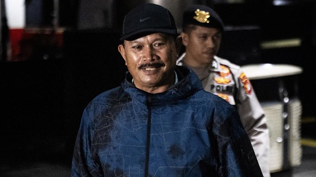 Wali Kota Madiun, Maidi, ditangkap KPK dalam OTT terkait dugaan suap proyek dan dana CSR. KPK menetapkan tersangka dan menyita uang tunai ratusan juta.