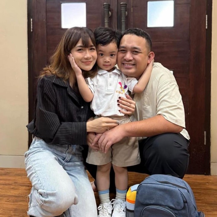 <p>Presenter Gilang Dirga mengawali perjalanan rumah tangganya dengan Adiezty Fersa pada 18 September 2016. Setelah cukup lama menanti kehadiran anak, pasangan ini kini telah memiliki satu anak laki-laki yang diberi nama Gin Dirga. (Foto: Instagram @adieztyfersa)</p>