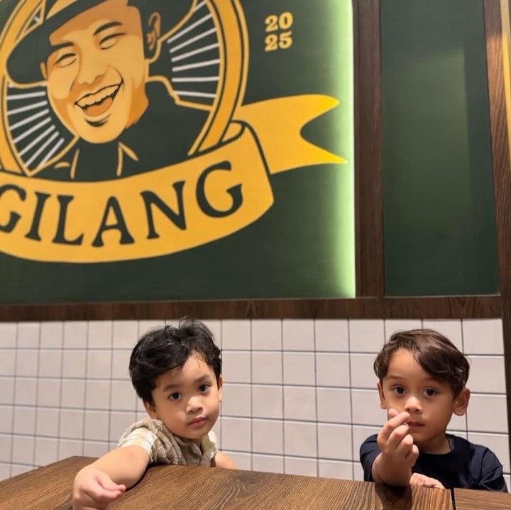 <p>Bagaimana tidak? Putra semata wayang Gilang Dirga ini memiliki paras yang tampan. Tak hanya itu, ia juga dikenal akrab dengan putra penyanyi dangdut Lesti Kejora, Muhammad Levian Al-Fatih Billar. Baru-baru ini, keduanya terlihat <em>quality time</em> bersama. Potret kebersamaan mereka pun dibanjiri komentar dari netizen. "Masya Aallah bocil ganteng2 banget sih," tulis akun @cin****. "Kayak kembar," kata @ais****. "Dua anak ganteng dan sholeh," tambah @vik***. (Foto: Instagram @gin_dirga)</p>