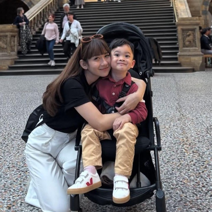 <p>Dalam setiap potret, Gin selalu tampil dengan OOTD yang tampak <em>all out</em>, Bunda. Saat berlibur ke luar negeri, ia terlihat mengenakan kaus panjang berwarna maroon yang dipadukan dengan celana panjang. Tampilannya pun semakin lengkap dengan sepatu berwarna putih. (Foto: Instagram @gin_dirga)</p>