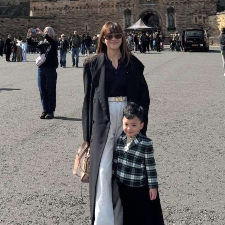 <p>Pada unggahan lainnya, Gin terlihat <em>stylish</em> mengenakan kemeja flanel panjang yang dipadukan dengan celana hitam. Saat berpose bareng sang Bunda, gaya putra Gilang Dirga ini terlihat semakin keren dan menarik perhatian. (Foto: Instagram @gin_dirga)</p>