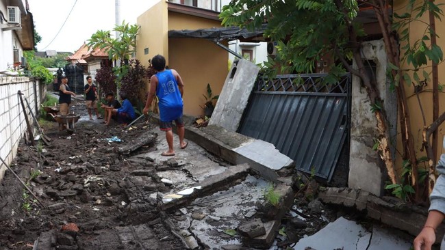 Sebanyak 63 rumah dan bangunan di Kota Denpasar mengalami kerusakan akibat angin puting beliung.
