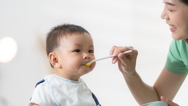 9 Resep MPASI Bayi Usia 8 Bulan, Tinggi Kalori & Penambah Berat Badan 