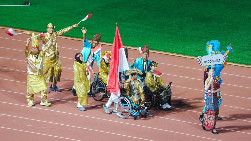 Mabruk Arib Bawa Bendera Indonesia di Pembukaan ASEAN Para Games