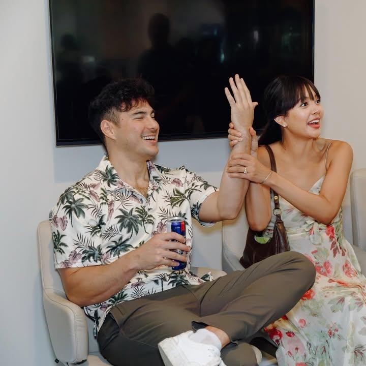 <p>Suasana hangat dan penuh bahagia begitu terasa di acara <em>baby shower</em> Aurelie ini, Bunda. Beberapa netizen turut merasakan kebahagiaan Aurelie dengan menuliskannya di kolom komentar. "Rasanya ikut tenang melihat aurelie yg sekarang dikelilingi orang2 yg sayang dia, wajah yg selalu tersenyum lebar, bukan palsu...cantik sekali, masyaAllah," tulis akun @um***. "Bahagia selalu kak aurelie," ungkap akun @an***. (Foto: Instagram @aurelie)</p>