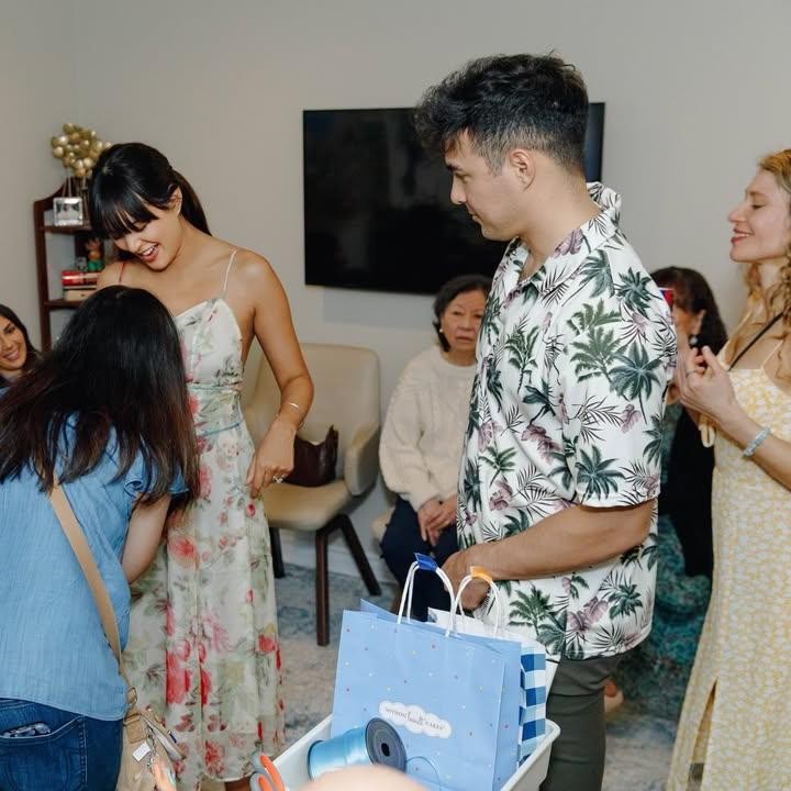 <p>Di <em>baby shower</em> ini, Aurelie dan Tyler tampaknya melakukan beberapa permainan bersama tamu yang hadir. Salah satunya adalah permainan populer yang disebut <em>Guess the Bump</em>, di mana tamu diminta untuk menebak ukuran lingkat perut calon ibu dengan menggunakan tali. (Foto: Instagram @aurelie)</p>