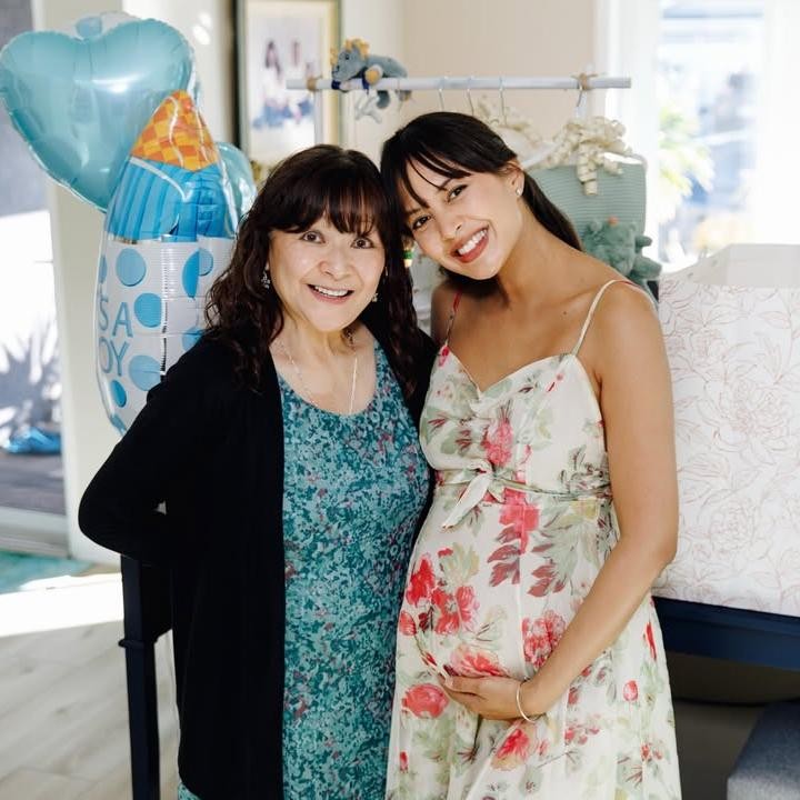 <p>Acara<em> baby shower</em>&nbsp;tampaknya hanya dihadiri oleh keluarga dan teman dekat dari Aurelie dan sang suami, Bunda. Salah satu tamu spesial yang hadir adalah ibunda Tyler yang berdarah Indonesia. Dalam salah satu foto yang diunggahnya, Aurelie menunjukkan kedekatan dengan ibu mertuanya itu. (Foto: Instagram @aurelie)</p>