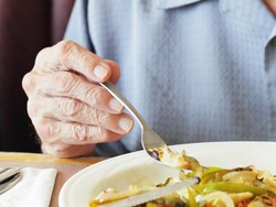 Bikin Haru! Pengunjung Resto Kompak Bayari Makan Pria 86 Tahun