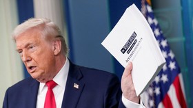 Trump Lempar Buku Pencapaian saat Rayakan Setahun Kembali Menjabat