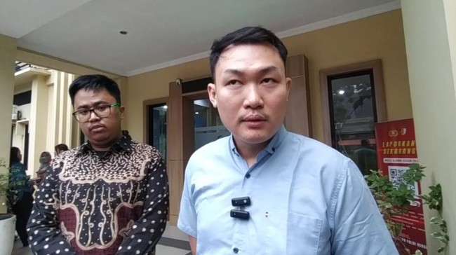 Dua warga Jawa Timur melaporkan influencer Timothy Ronald dan Kalimasada ke Polda Jatim atas dugaan penipuan investasi kripto. Kerugian mencapai Rp900 juta.