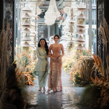 Kebaya Kristal & Kalung Berlian, 7 Detail Penampilan Syifa Hadju di Acara Lamaran