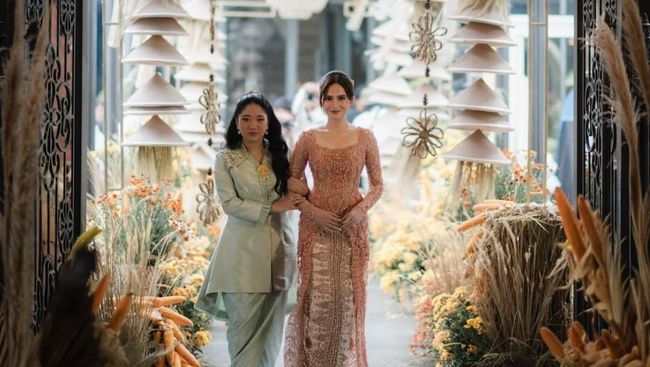 Kebaya Kristal dan Kalung Berlian, 7 Detail Penampilan Syifa Hadju di Acara Lamaran