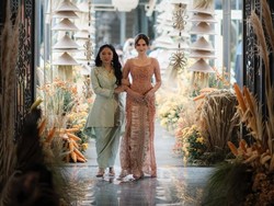 Kebaya Kristal & Kalung Berlian, 7 Detail Penampilan Syifa Hadju di Acara Lamaran