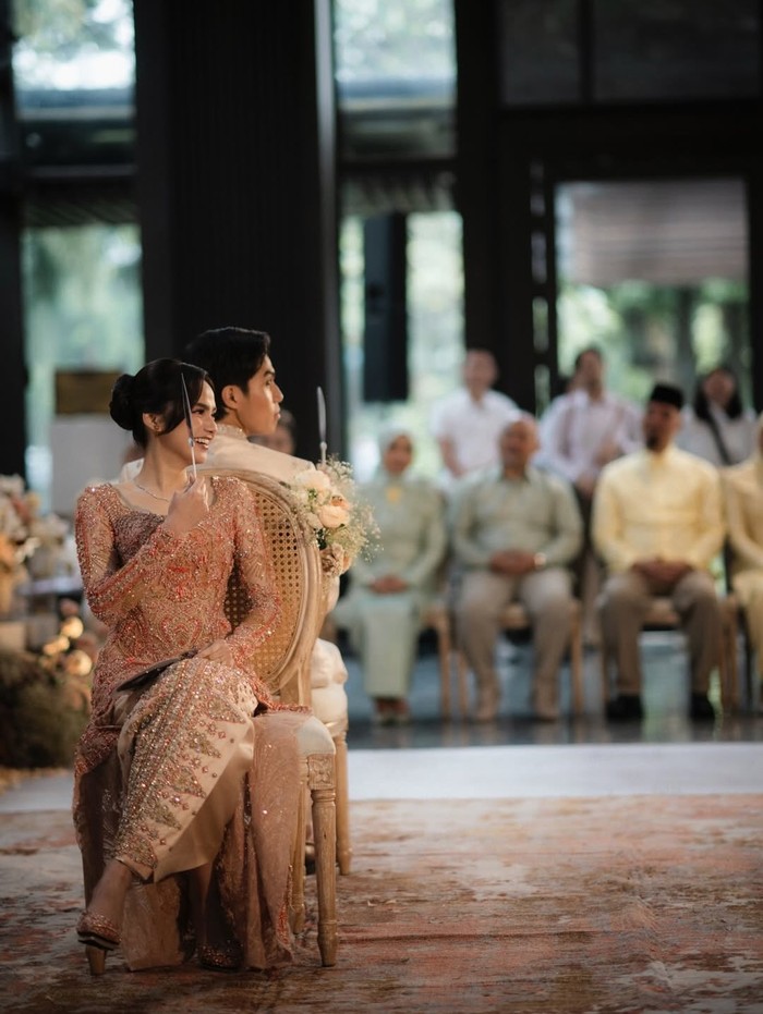 Di acara lamaran, perempuan berusia 25 tahun&nbsp;ini tampil cantik dengan kebaya berpayet warna soft terracota. Sementara itu, El Rumi tampil menawan dengan beskap berwarna beige. Keduanya mengenakan busana karya Studio Boh. (Foto: Instagram The Bride Story)