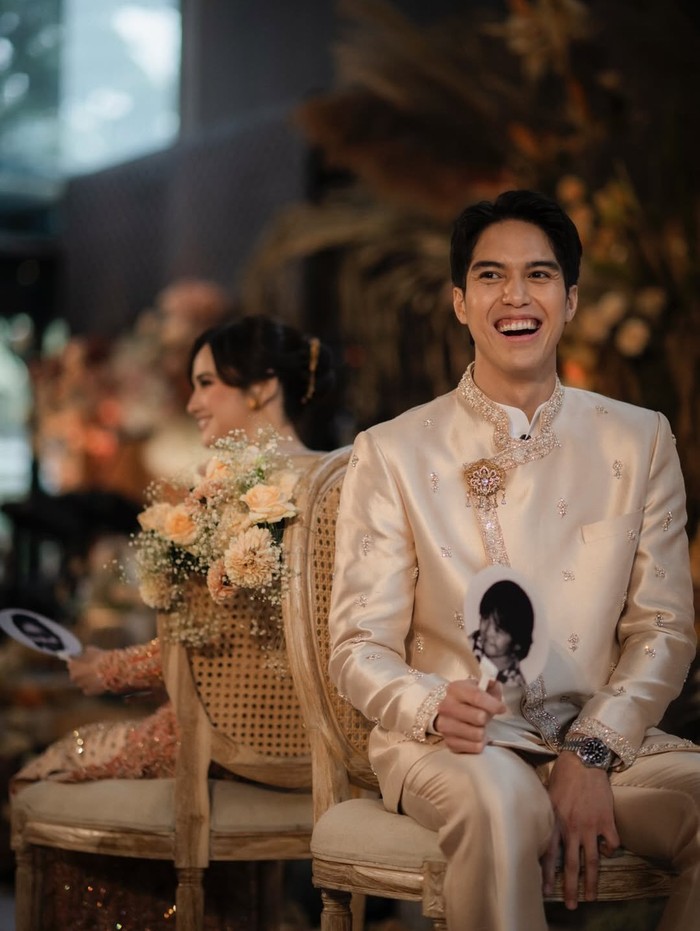 Sebelumnya, El telah secara personal melamar Syifa saat keduanya berada di Swiss pada 2 Oktober 2025 lalu. Saat itu, potret keduanya viral, karena El Rumi melamar di tempat indah yang menjadi tempat impian kekasih hatinya, di Lauterbrunnen, Swiss. (Foto: Instagram The Bride Story)