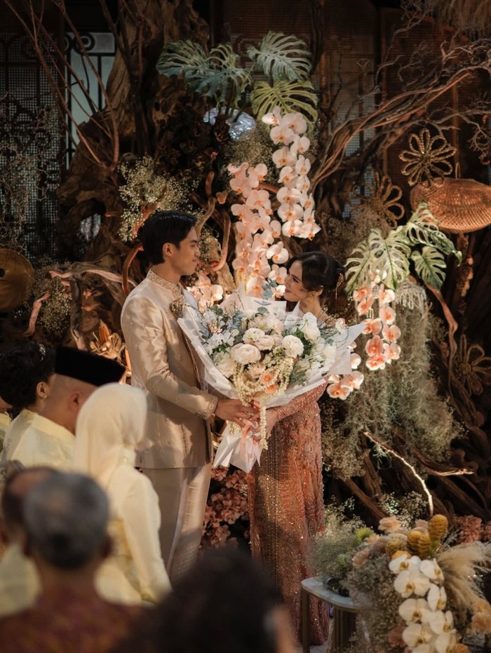 Pasangan selebritas ini menggelar acara lamaran di Hutan Kota by Plataran, Senayan, Jakarta Selatan. Keduanya menggelar acara secara intimate, hanya dihadiri oleh keluarga dan kerabat dekat saja. (Foto: Instagram The Bride Story)