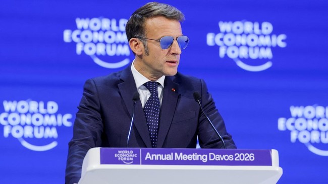 Presiden Prancis Emmanuel Macron naik ke panggung acara World Economic Forum (WEF) di Davos menggunakan kacamata hitam yang tidak sesuai dengan tema acara.