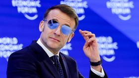 Trump Sindir Macron Pakai Kaca Mata Hitam di Davos: Kenapa Ya?