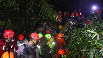 FOTO: Proses Evakuasi Korban Kecelakaan Pesawat ATR dari Gunung Sulsel
