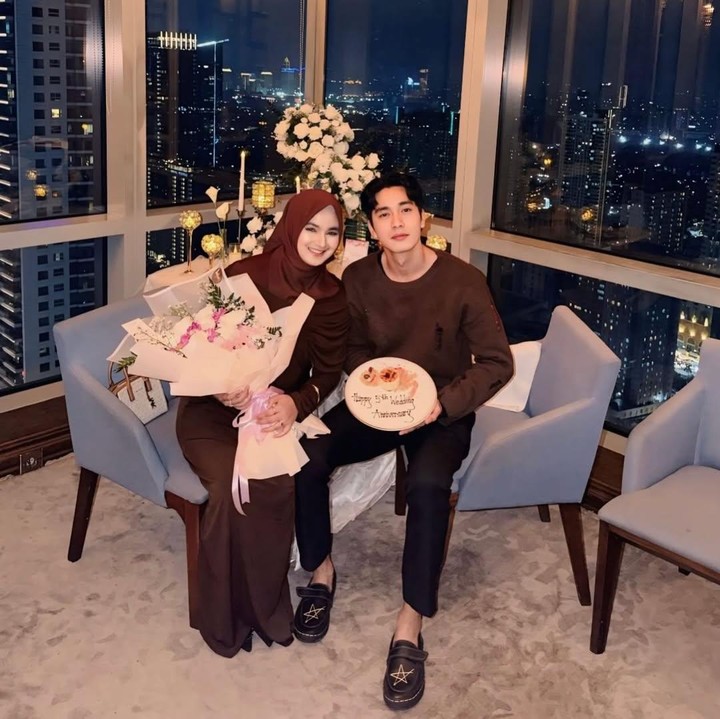 <p>Dalam unggahan tersebut, Evan dan Tami tampak menikmati waktu berdua dengan latar pemandangan <em>city light</em> Jakarta. &ldquo;Selamat ulang tahun pernikahan yang ke-5,&rdquo; tulis sang istri, dikutip dari akun Instagram <em>@uffridatunnitami,</em> Rabu (21/1/2026).&nbsp;(Foto: Instagram @uffridatunnitami)</p>