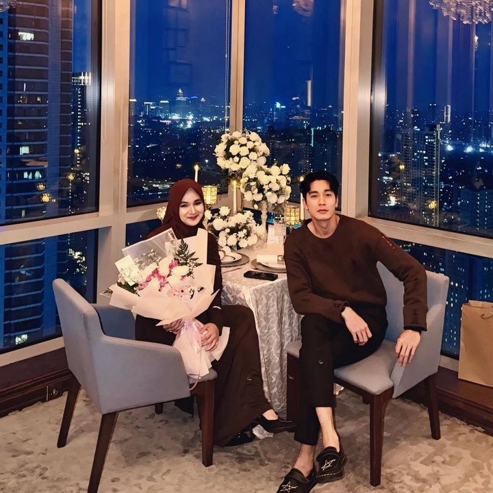 <p>Momen spesial tersebut dibagikan langsung oleh Evan dan sang istri asal Aceh melalui sejumlah foto di akun Instagram pribadi. Keduanya merayakan hari bahagia itu dengan makan malam romantis.&nbsp;(Foto: Instagram @uffridatunnitami)</p>