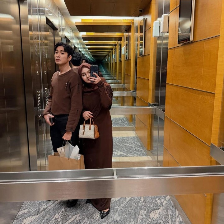 <p>Kebahagiaan menyelimuti Evan Marvino dan Uffri Datun Nitami yang baru saja merayakan ulang tahun pernikahan mereka, Bunda. Pasangan ini telah mengarungi bahtera rumah tangga selama lima tahun. (Foto: Instagram @uffridatunnitami)</p>