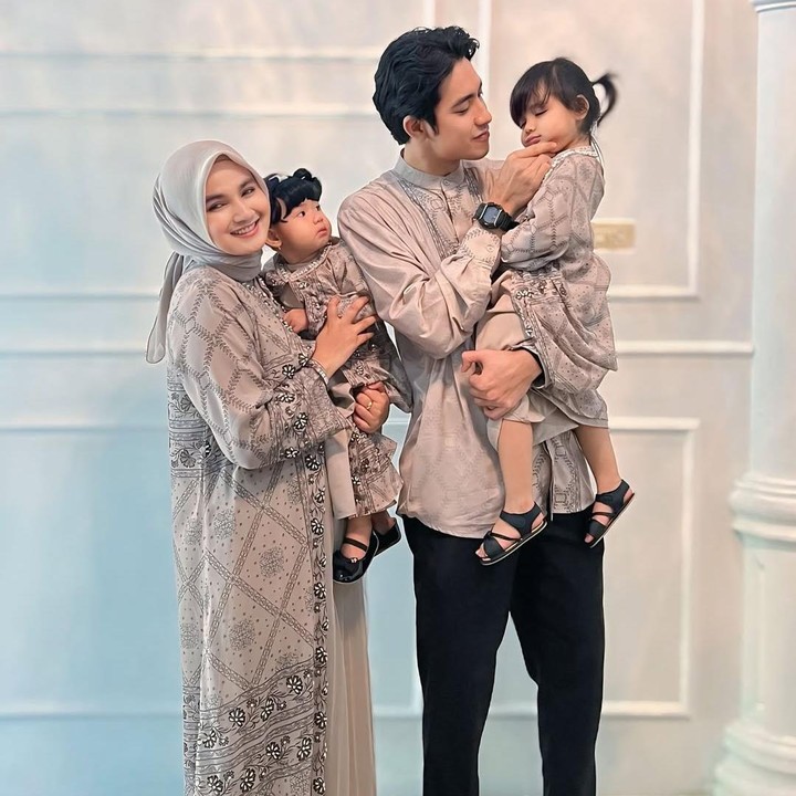 <p>Evan dan Tami resmi menikah pada 15 Januari 2021 dan kini telah dikaruniai dua anak, yakni Hawa Channa Alvina dan Aisyah Shanum Davina. Lima tahun membina rumah tangga, keduanya dikenal jauh dari gosip miring dan kerap memperlihatkan keharmonisan keluarga.&nbsp;(Foto: Instagram @uffridatunnitami)</p>