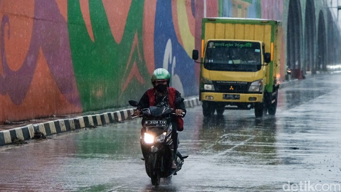 Hujan mengguyur kawasan Tangerang Selatan, Banten, Rabu (21/1/2026). BMKG memperkirakan Jabodetabek akan diguyur hujan lebat sampai Jumat, 23 Januari 2026.
