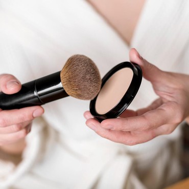 Sudah Pakai Cushion, Perlukah Tambah Bedak? Ini Penjelasannya
