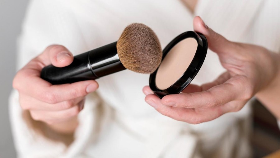 Ilustrasi bedak&comma; makeup&comma; riasan&comma; kuas&comma; cushion