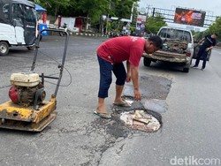 Lubang di Tengah Jalan AP Pettarani Makassar Ditambal