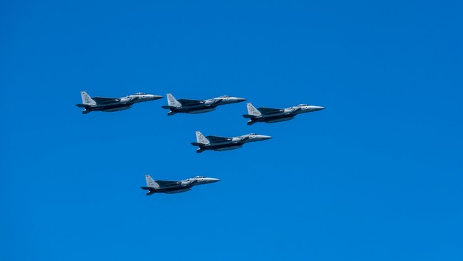 Presiden Amerika Serikat Donald Trump diam-diam mengirim 12 jet tempur F-15 ke Timur Tengah, dekat dengan wilayah Iran.