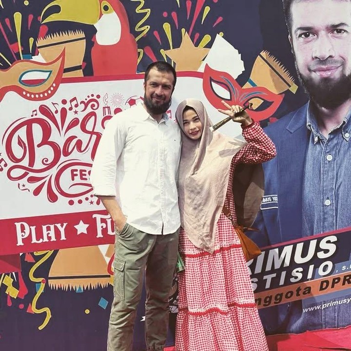 <p>Selama hampir 22 tahun menikah, rumah tangga Jihan dan Primus selalu terlihat harmonis dan tidak pernah diterpa isu miring. Beberapa tahun belakangan, keduanya bahkan kompak rehat dari industri hiburan untuk terjun ke dunia politik, Bunda. (Foto: Instagram @primus.yustisio)</p>