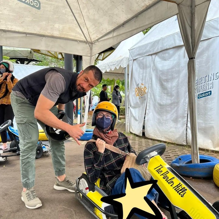 <p>Jalinan asmara Jihan dan Primus sebelum menikah sempat mencuri perhatian publik. Keduanya ternyata memutuskan menikah saat sedang berada di puncak karier. Namun, karena sudah sama-sama matang, keduanya merasa mantap untuk mengikat janji. "Karena sudah usia, umur 26, Primus 27. Sama-sama syuting juga, sibuk juga, ada sinetron bareng juga. Dia bilang kita nikah saja yuk. Sekarang sudah 20 tahun nikah," kata Jihan dalam acara <em>FYP</em> di Trans TV, beberapa waktu lalu. (Foto: Instagram @jihanfahirareal)</p>