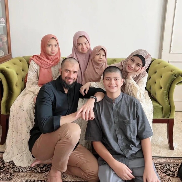 <p>Jihan Fahira dan Primus Yustisio merupakan pasangan artis yang sering disebut <em>couple goals</em>. Jihan dan Primus resmi menikah pada 17 September 2004 dan telah dikaruniai empat anak, yakni Lana Devina Yustisio, Sami Muhammad Abduh Yustisio, Tara Azkia Alona, dan Aisyil Maryam Yustisio. (Foto: Instagram @jihanfahirareal)</p>