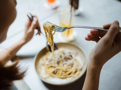 Jarang Disadari, 3 Kebiasaan Makan Seperti Ini Justru Buruk Bagi Lambung