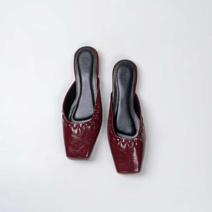 Jill Flats dari brand Takkan menghadirkan desain square-toe mules bernuansa klasik dan modern. Warna burgundy memberi kesan bold tapi tetap mudah dipadukan dengan berbagai outfit.