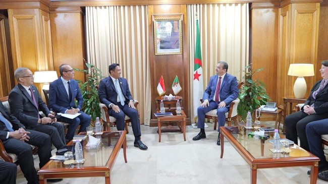 Kunjungan kerja ke Aljazair dilakukan bersama jajaran Pupuk Indonesia sebagai upaya strategis mengamankan pasokan bahan baku pupuk bagi kebutuhan nasional.