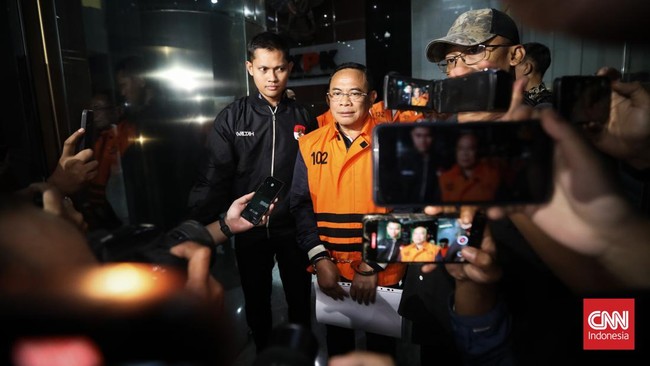 KPK mengumumkan status tersangka Bupati Pati Sudewo dan Wali Kota Madiun Maidi dalam dua OTT terkait dugaan korupsi dan pemerasan.