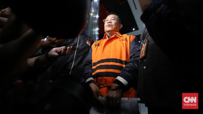 Tim KPK menggeledah rumah dinas Bupati Pati Sudewo terkait dugaan pemerasan jabatan perangkat desa. Sudewo dan tiga tersangka lainnya telah ditetapkan.