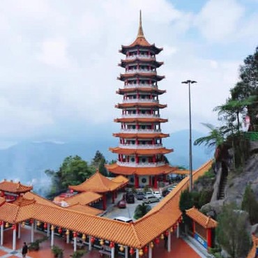 Tak Hanya Wisata Religi, Kuil Gua Chin Swee Hadirkan Pemandangan Indah di Atas Awan