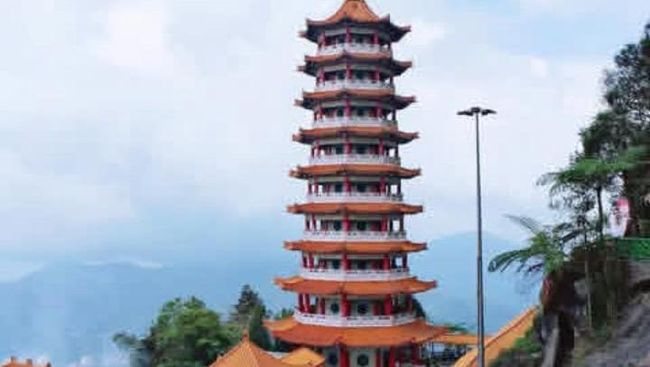 Tak Hanya Wisata Religi, Kuil Gua Chin Swee Hadirkan Pemandangan Indah di Atas Awan