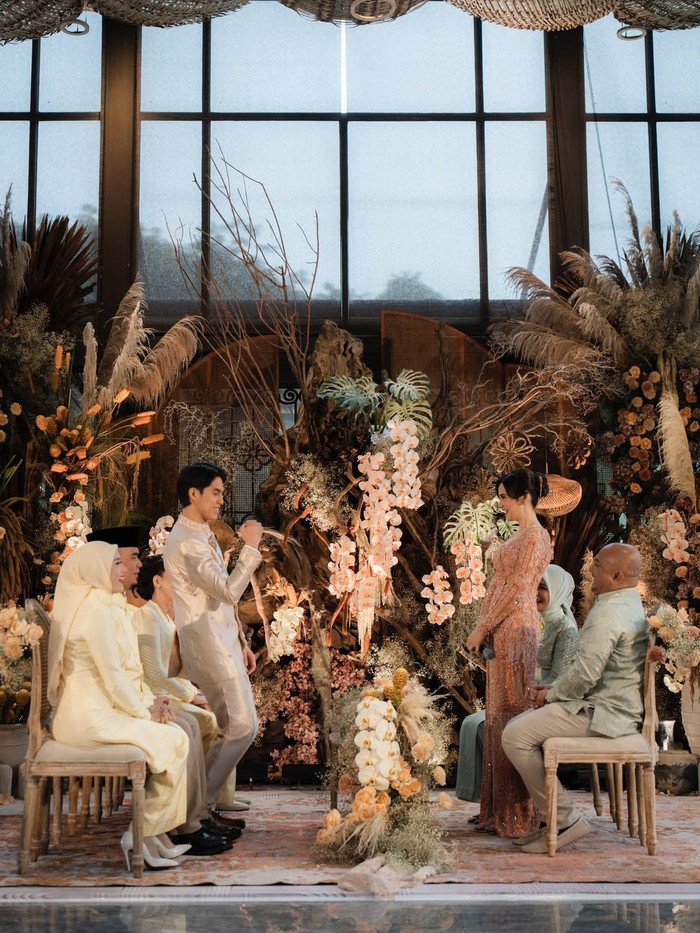 Dalam potret yang dibagikan di Instagram, dua pasang orang tua El turut menemani hari bahagia putranya tersebut, yakni Ahmad Dhani dan Mulan Jameela, serta Maia Estianty dan Irwan Mussry. (Foto: Instagram The Bride Story)