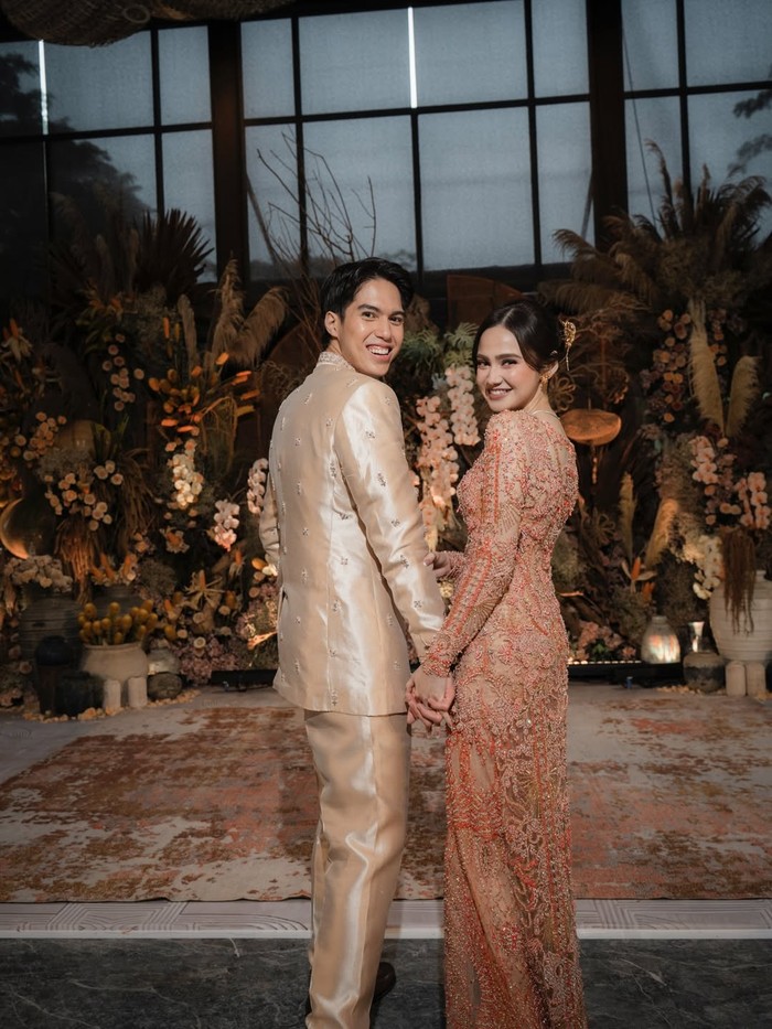 El Rumi dan Syifa Hadju tak lama lagi akan naik ke jenjang pernikahan. Di usia hubungan yang belum genap 2 tahun, putra kedua Ahmad Dhani dan Maia Estianty ini mantap memboyong keluarganya untuk melamar sang kekasih, Syifa Hadju. (Foto: Instagram The Bride Story)