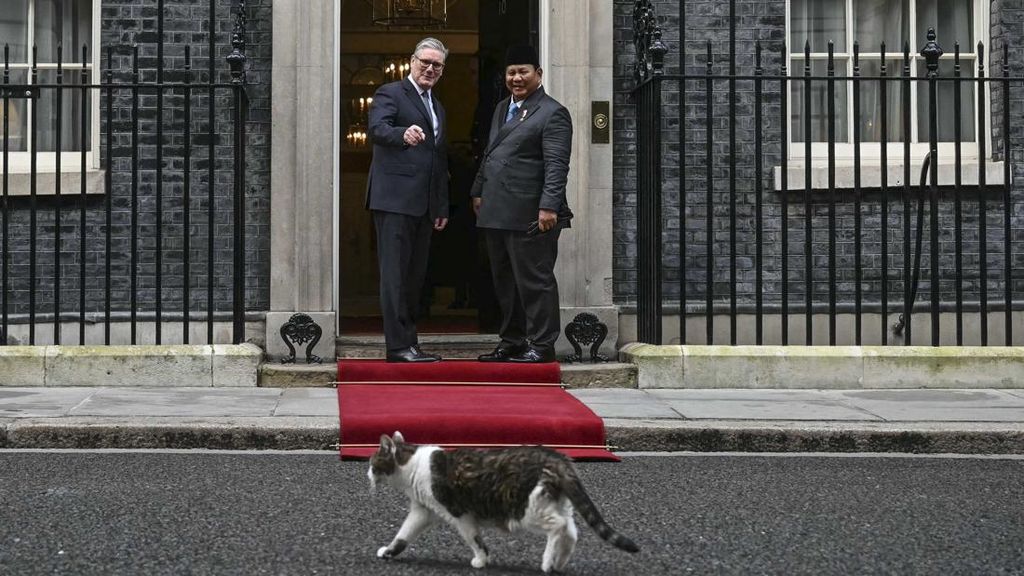 FOTO: Momen Kucing 'Kenegaraan Inggris' Larry The Cat Sambut Prabowo