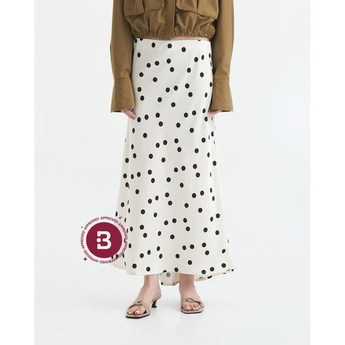 Motif bulat-bulat ini membuat penampilan menjadi classy dan memberikan sentuhan modern. Potongannya yang flowy bantu kamu tampil effortlessly stylish.